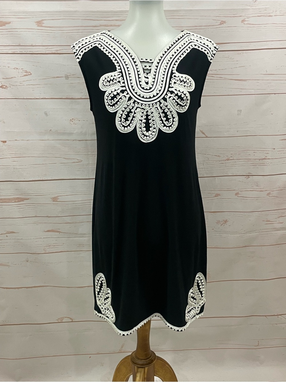 NWOT Alfani Embroidered Shift Dress Small